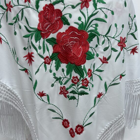 Mantón Blanco Con Flores Rojas y Verdes  Con Dos Rosas Bordadas.