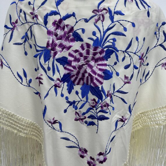 Mantón Beige Con Flores Blanca Morada Y Azul  Con Dos Rosas Bordadas.