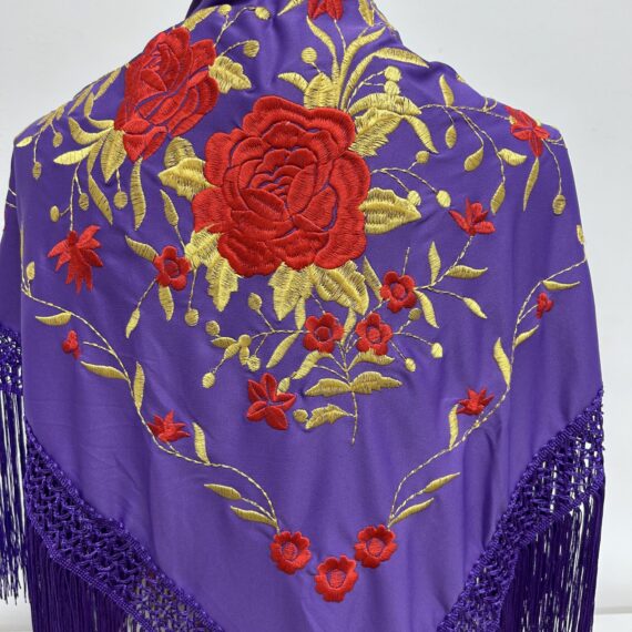 Mantón Morado Con Flores Rojas  Y Dos Rosas Y Doradas Bordadas.
