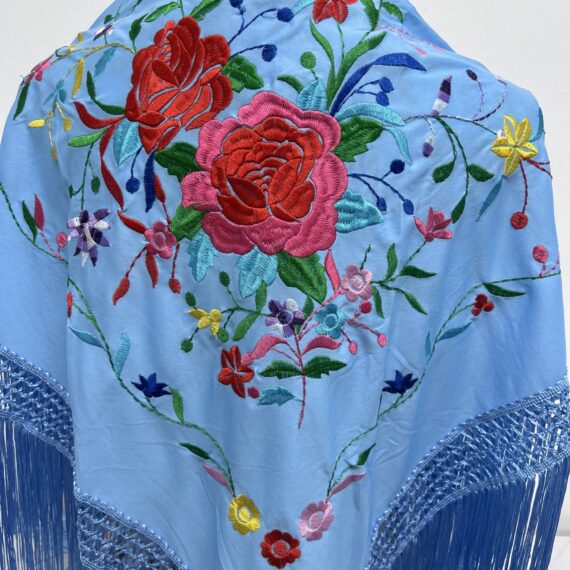  Mantón Celeste  Con Flores Colores Y Dos Rosas Bordadas.