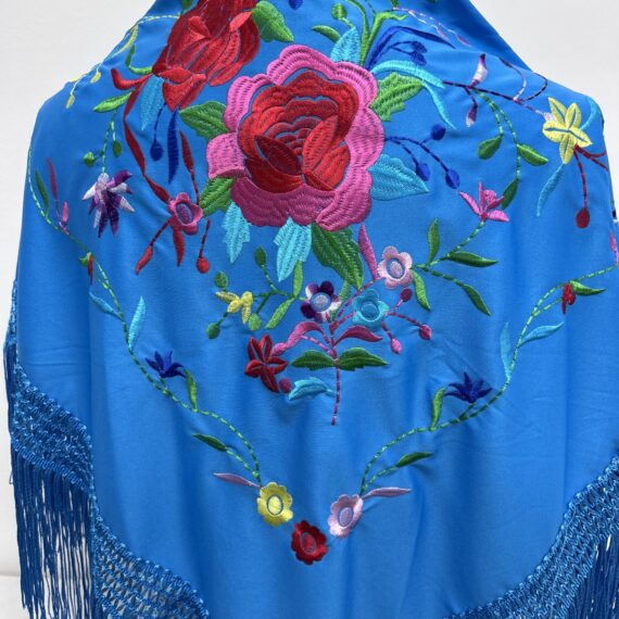 Mantón Turquesa Con Flores Colores Y Dos Rosas Bordadas.