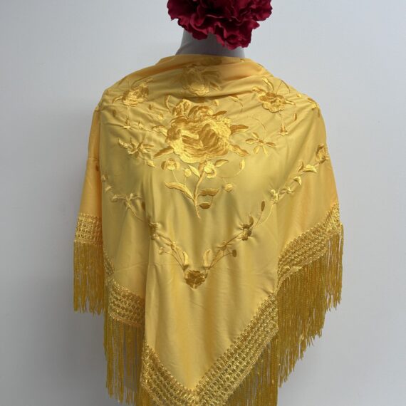Mantón  Amarillo Huevo Monocolor Con Una Rosa Bordada.