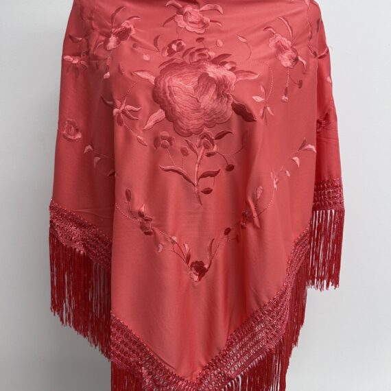 Mantón  Coral Monocolor Con Una Rosa Bordada.