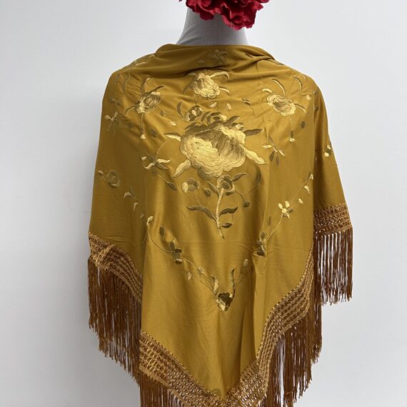 Mantón Mostaza Con Una Rosa Bordada.