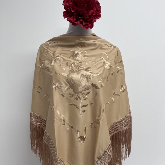 Mantón Camel Monocolor Con Una Rosa Bordada.