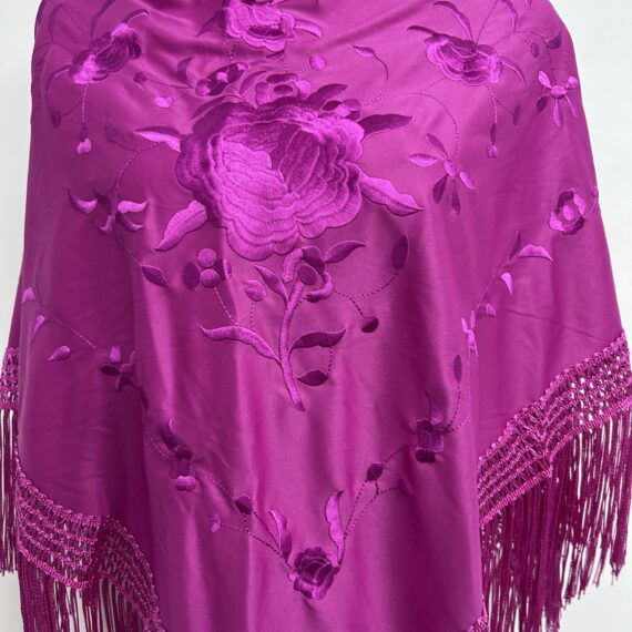 Mantón Buganvilla Una Rosa Bordada Monocolor.