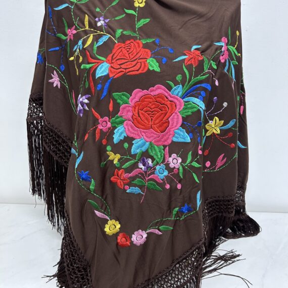 Mantón Chocolate Con Dos Rosas Rojas y De Colores Bordadas.