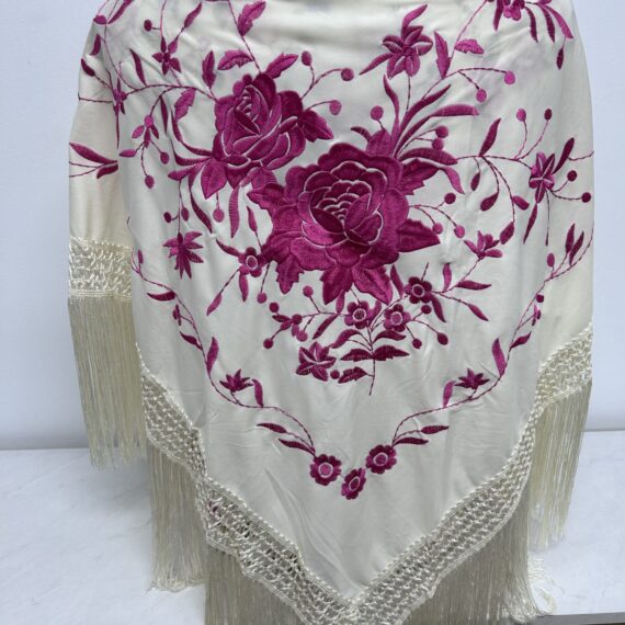 Manton Beige Con Dos Rosas Fuscia Bordadas.