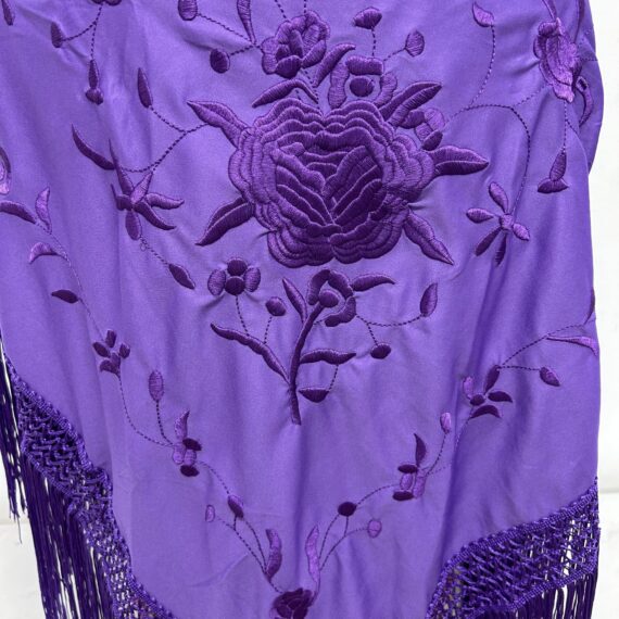 Manton Morado Monocolor Con  Una Rosa Bordada.