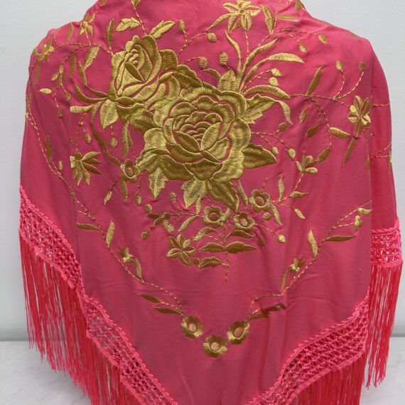 Manton Coral Fluor Con Dos Rosas Doradas Bordadas.