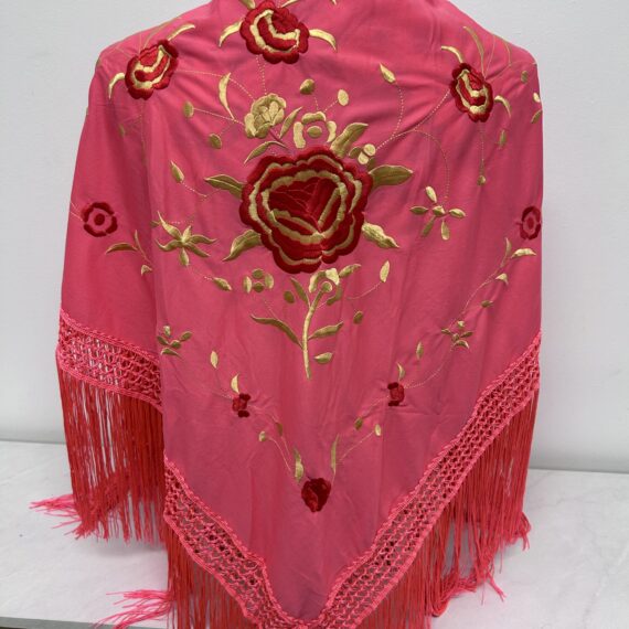 Manton Fluor Con Una Rosa Roja Bordada y Dorada.